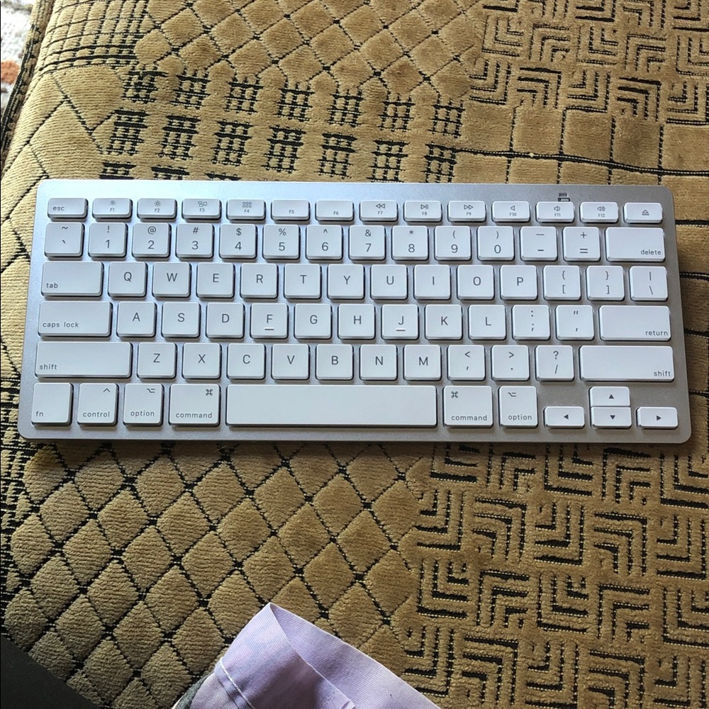 Compact White Wireless Keyboard - Low Profile